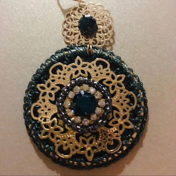 Art of thread, hand made earrings. Dark Green color with gold accents - Picture 2 of 6